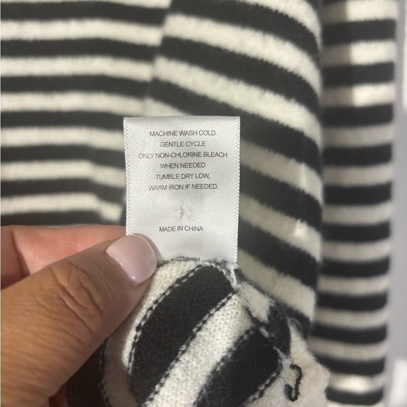 a love aV-Neck Sweater in Black and White - Picture 7 of 10